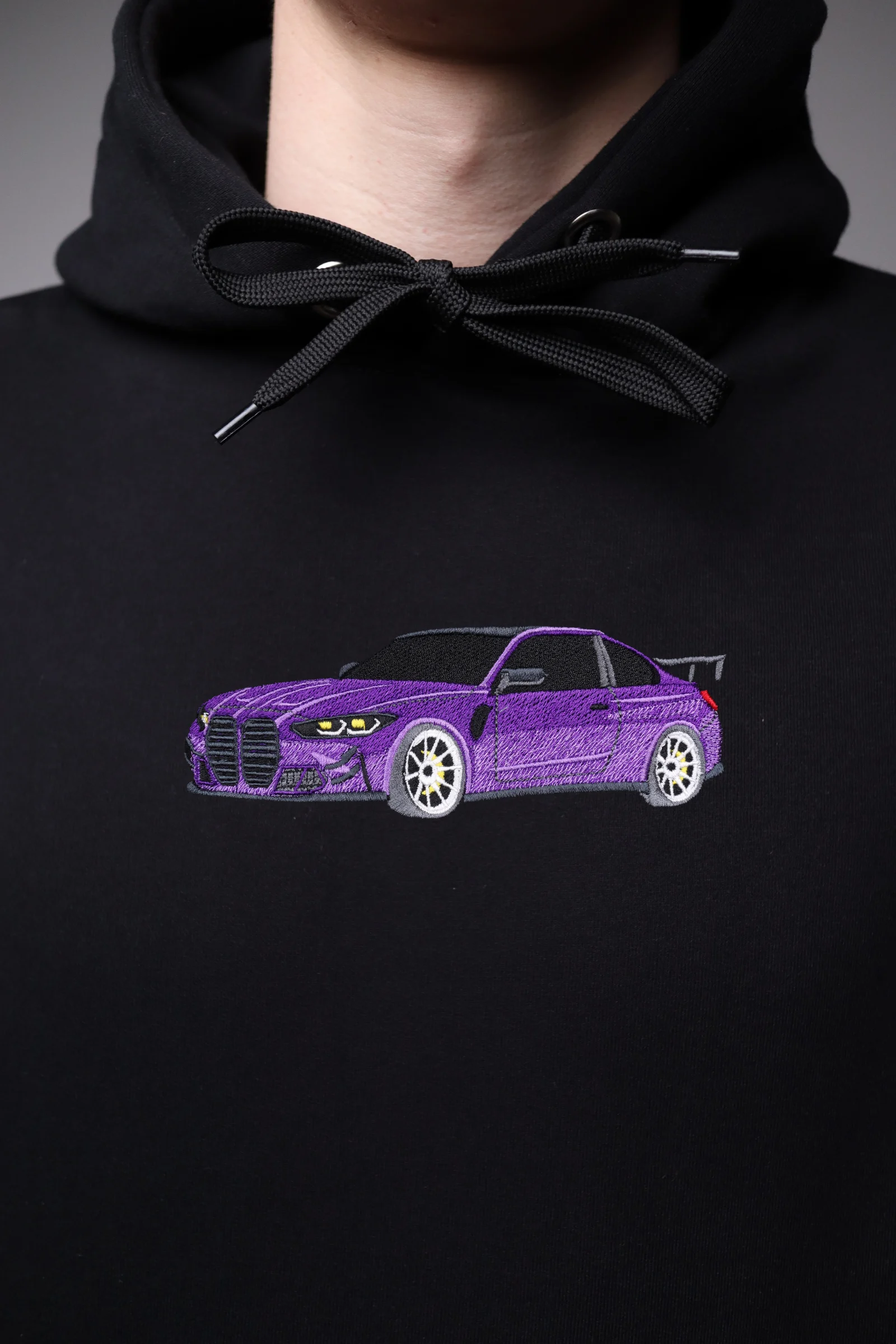 Haft z autem M4 G82 na czarnej bluzie