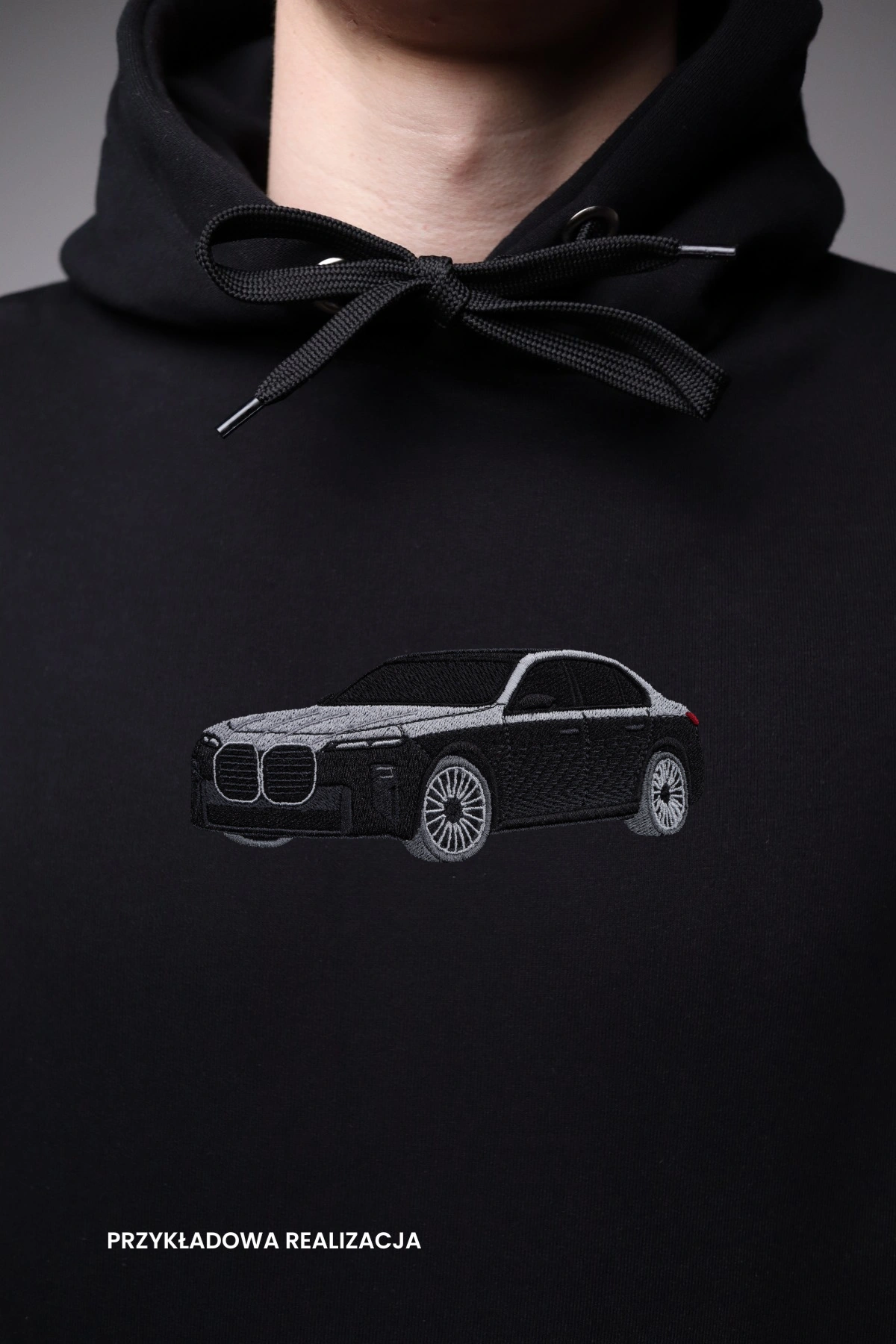 g70-bluza-blisko Haft z autem BMW G70 na czarnej bluzie