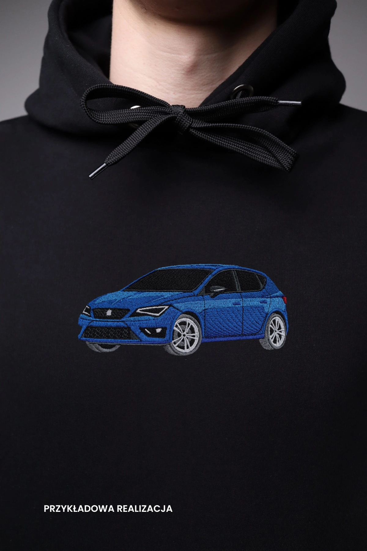 leon-3-bluza-blisko Haft z autem Seat Leon 3 FR na czarnej bluzie