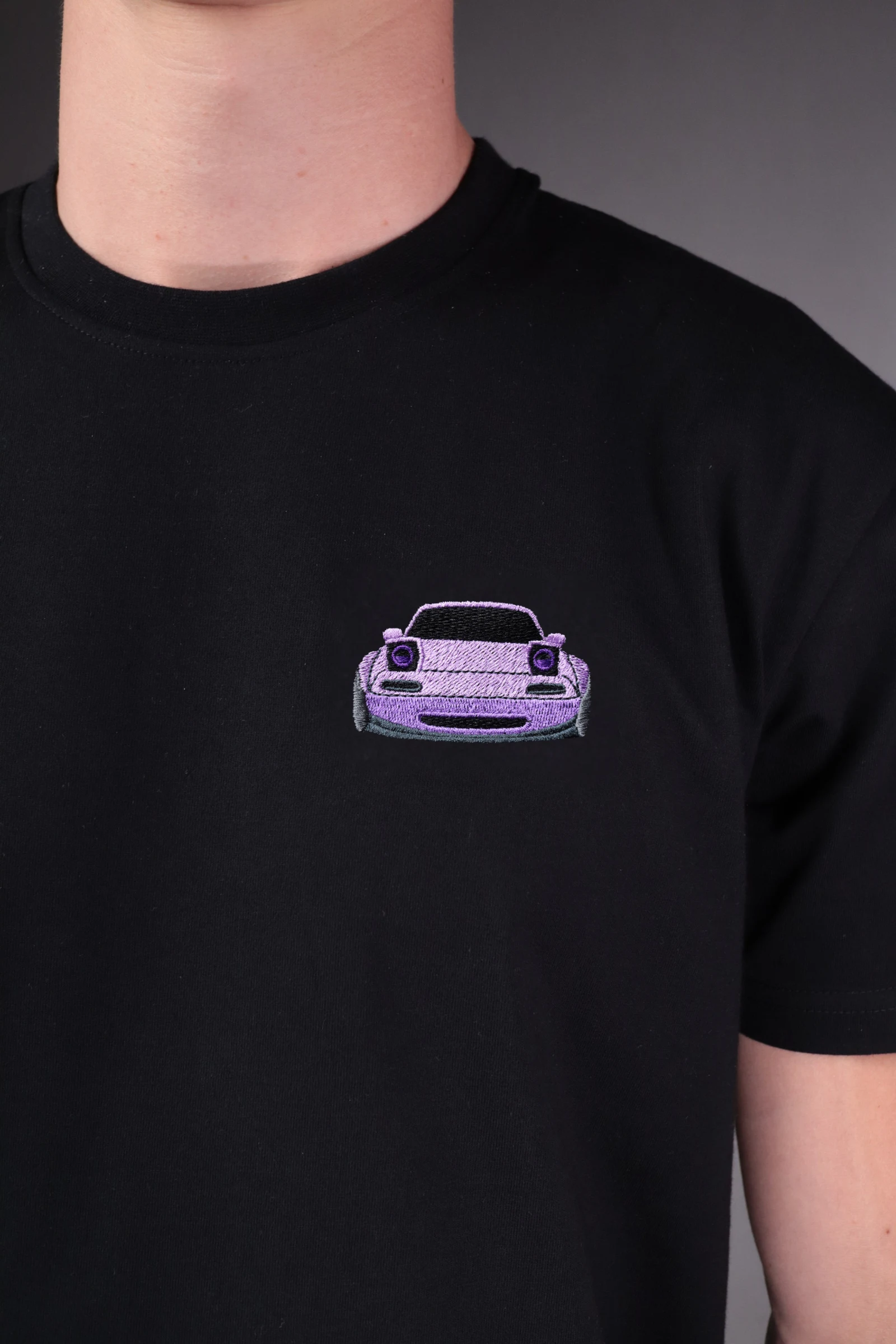 Haft z autem Mazda Miata na czarnej koszulce