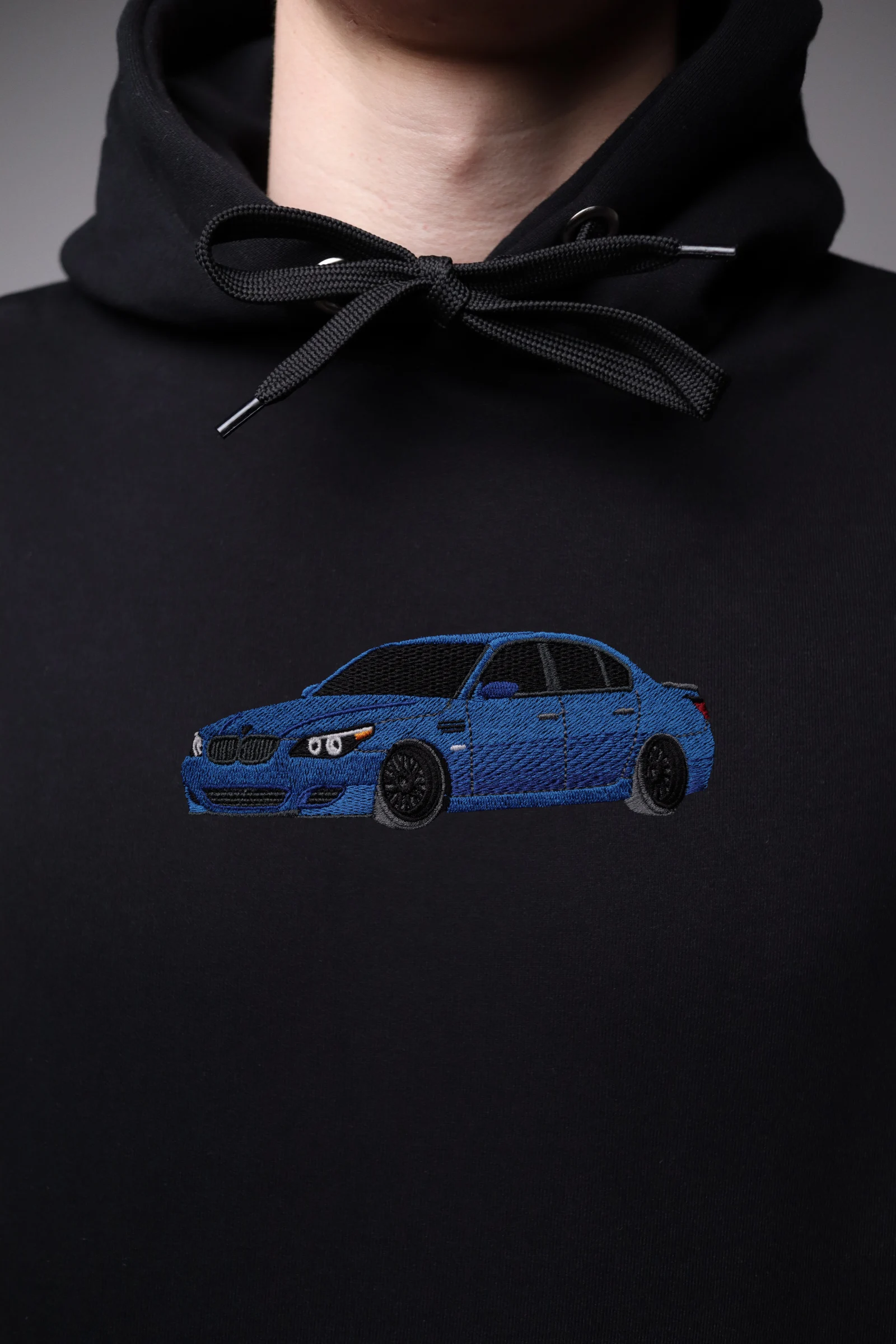 Haft z autem BMW E60 M5 na czarnej bluzie