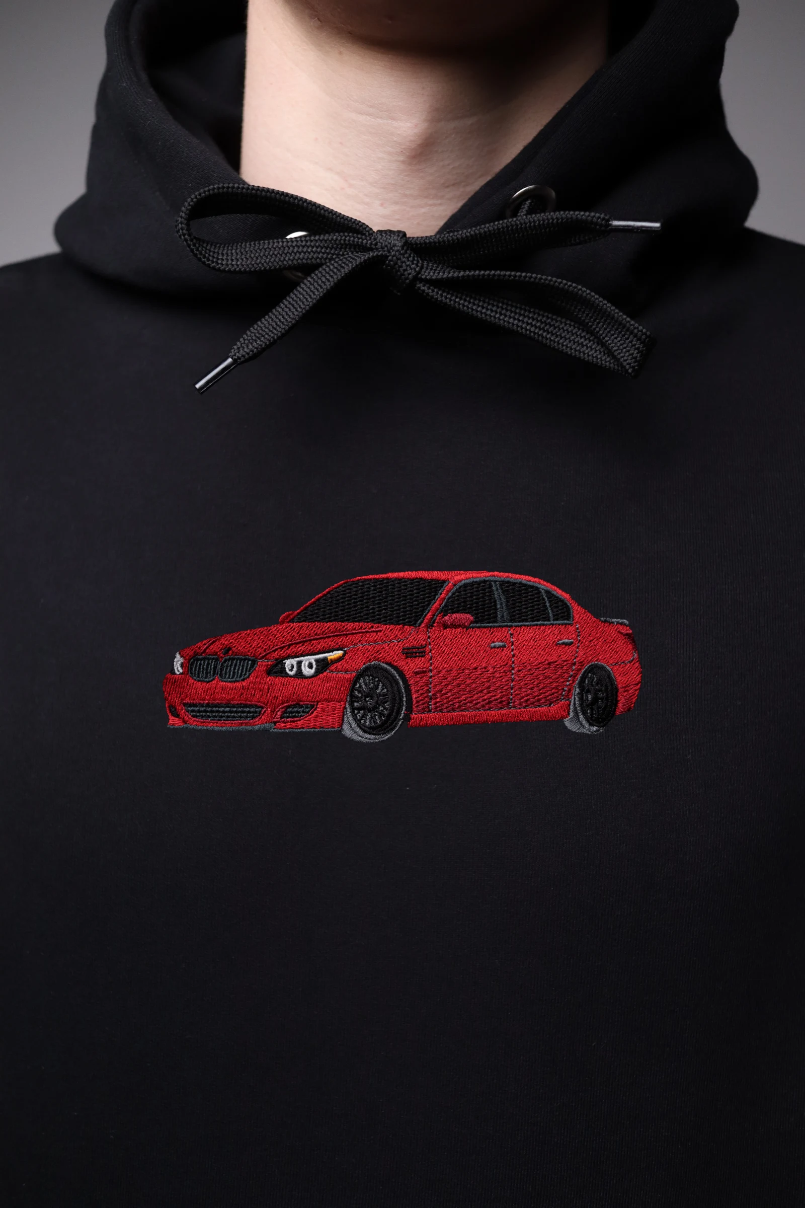 Haft z autem BMW E60 na czarnej bluzie