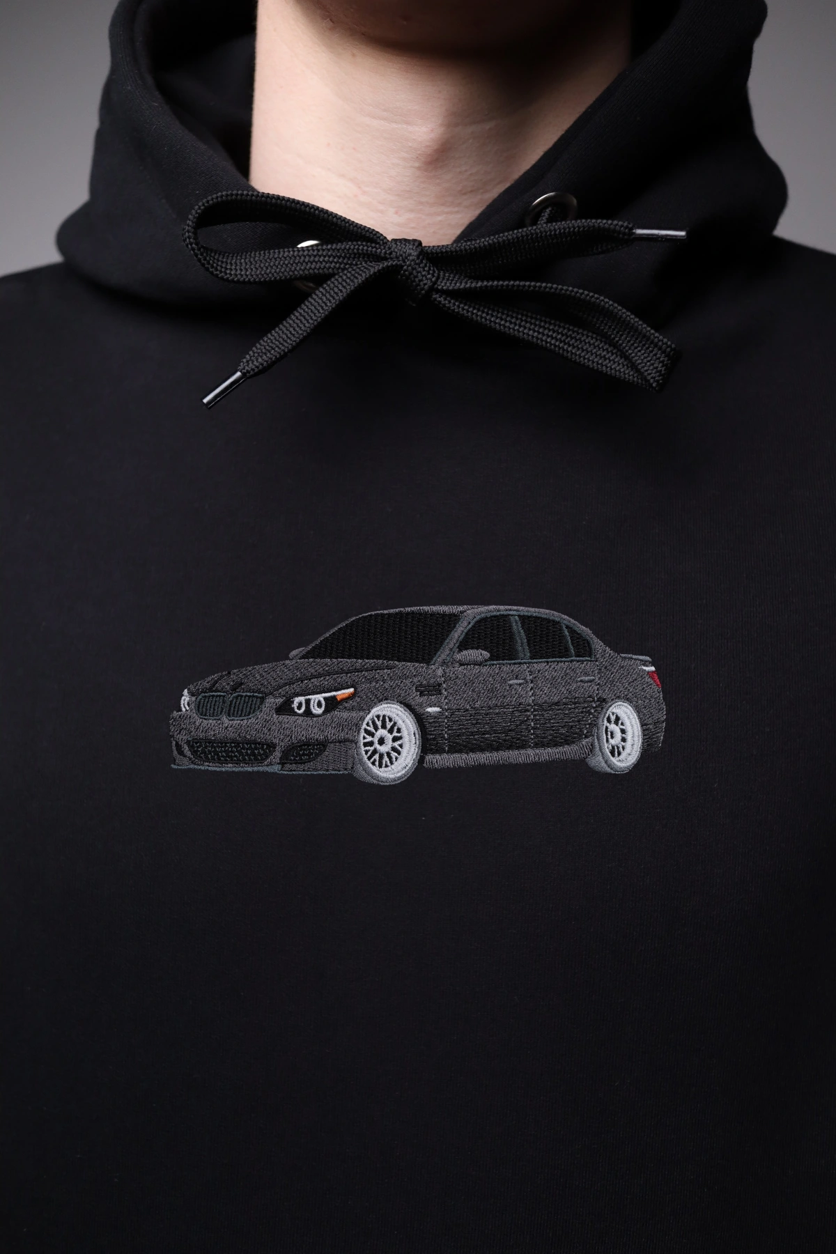 Haft z autem BMW E60 na czarnej bluzie