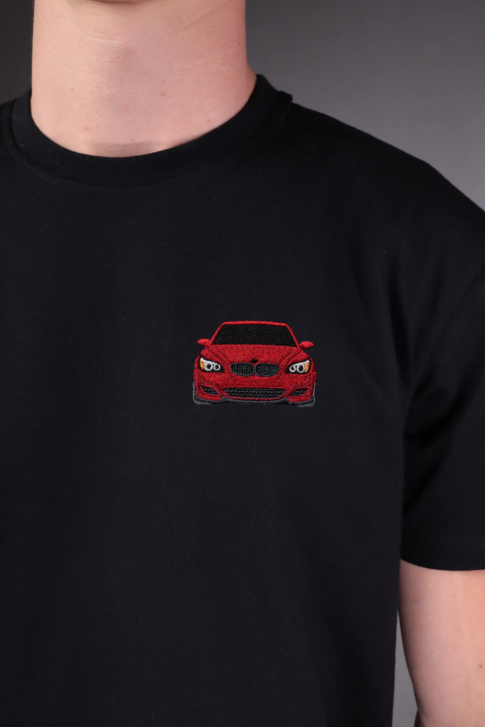 Haft z autem BMW E60 na czarnej koszulce