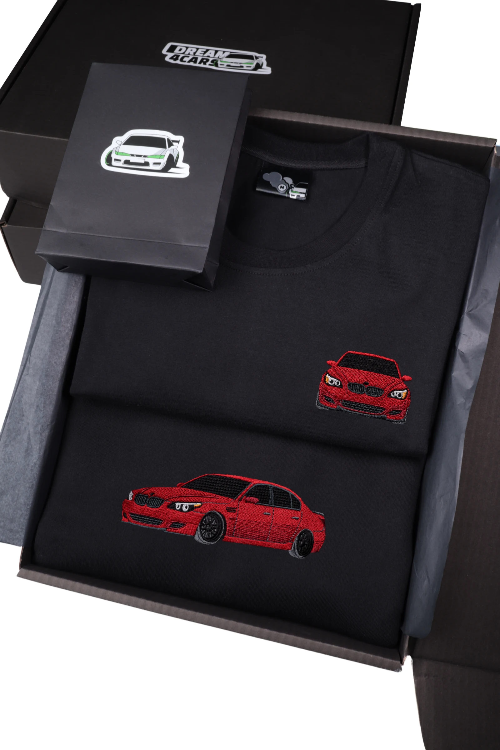 Zestaw z haftem BMW E60 – koszulka i bluza ułożone obok siebie