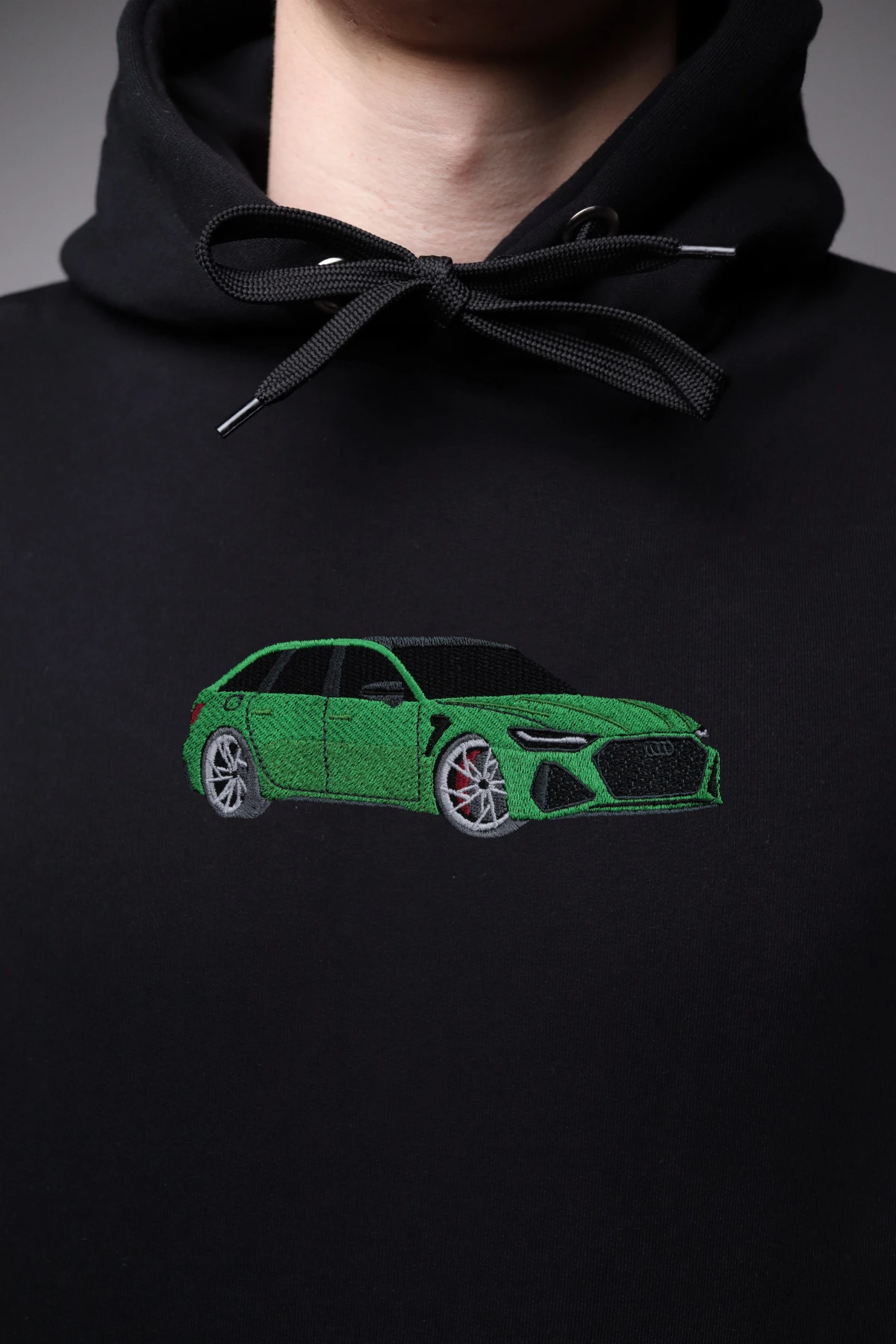 Haft z autem Audi Rs6 C8 na czarnej bluzie