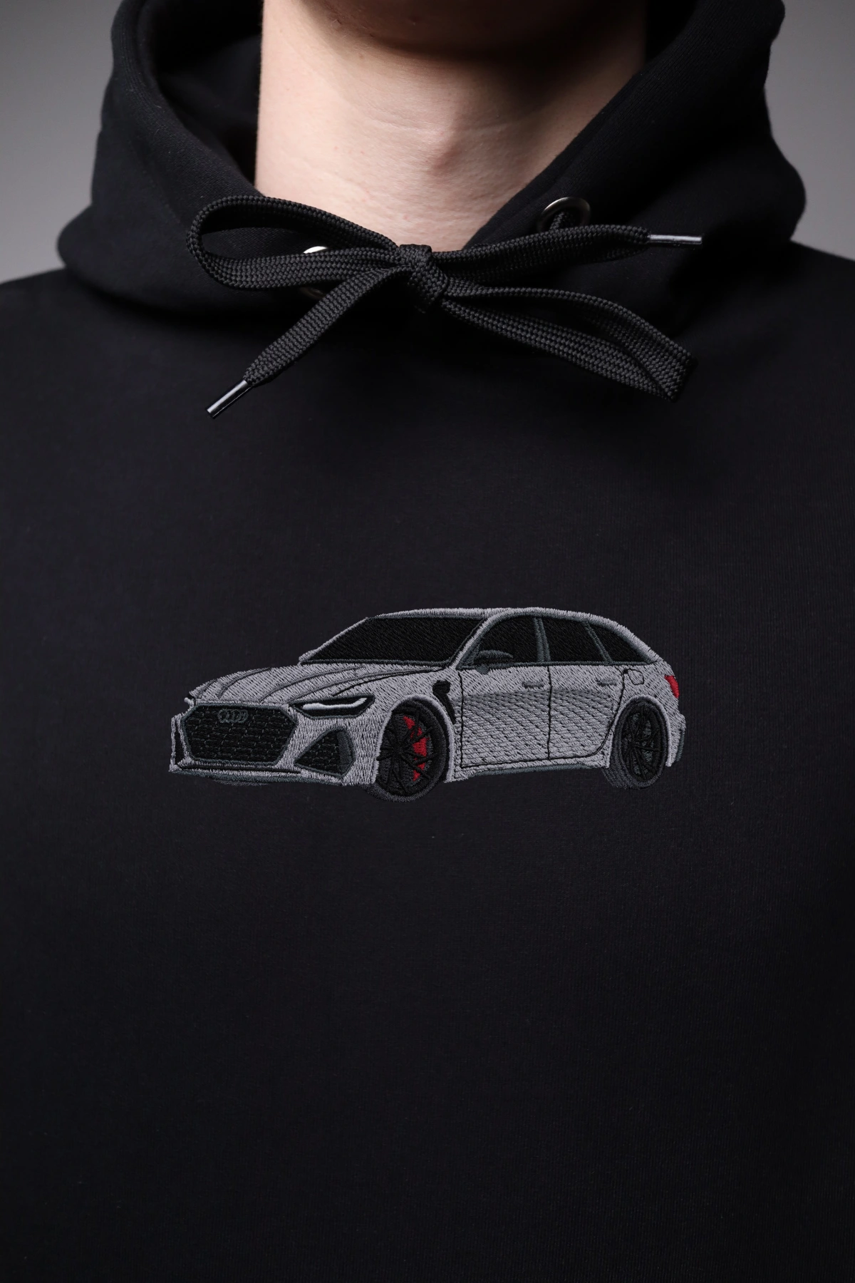 Haft z autem Audi RS6 C8 na czarnej bluzie