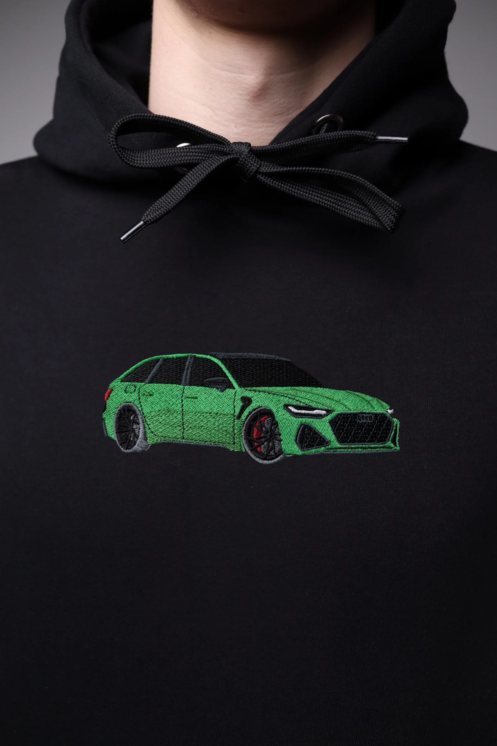 Haft z autem Audi RS6 C8 na czarnej bluzie