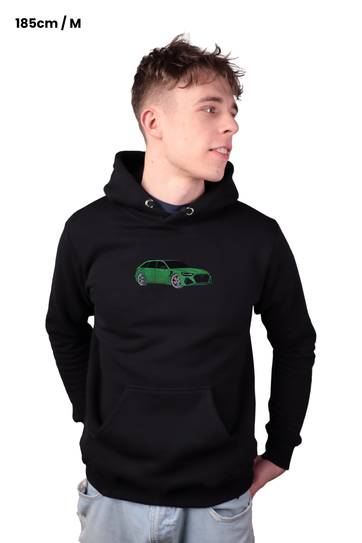 rs6-bluza-model Bluza z Audi Rs6 C8 – widok z przodu na modelu