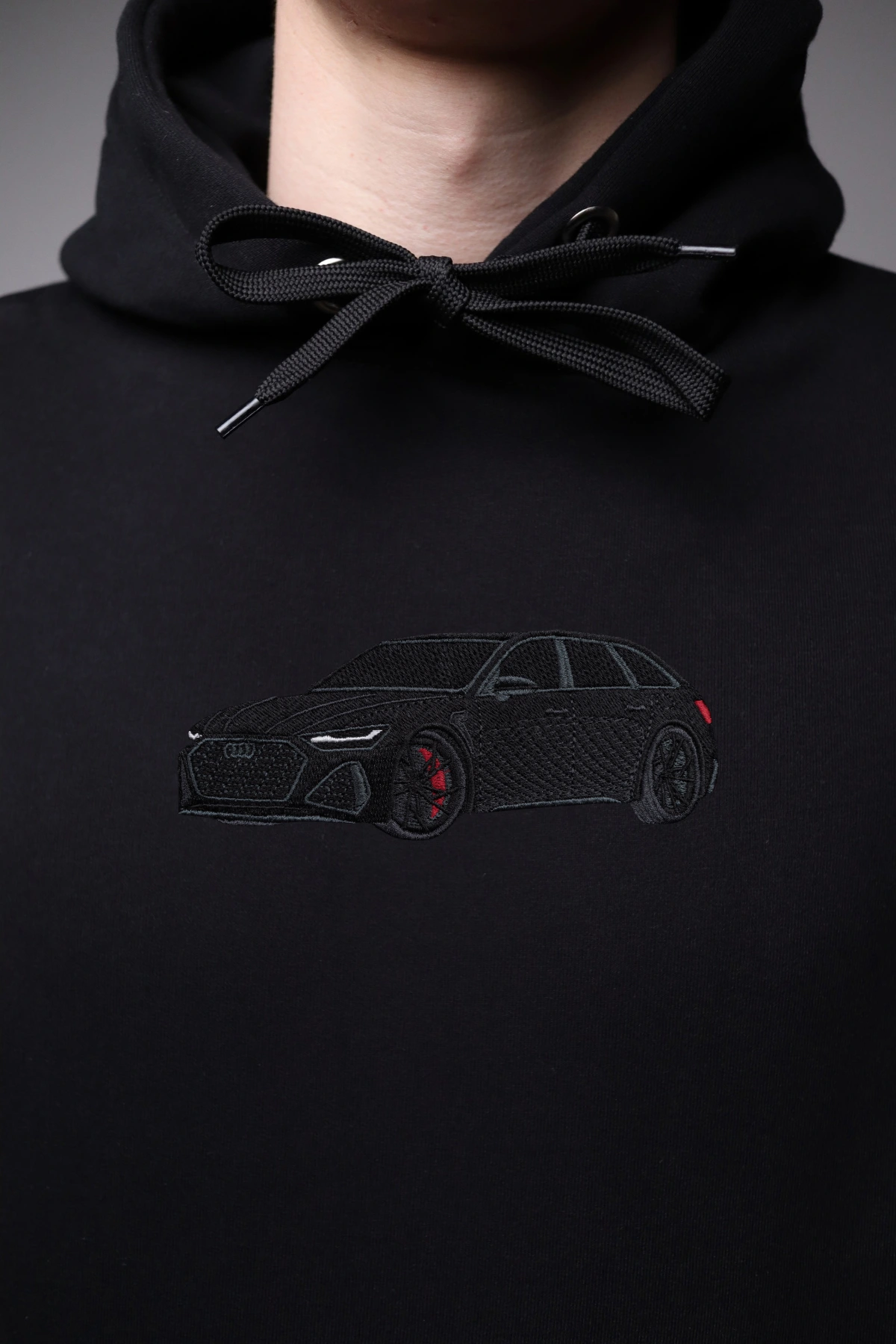 rs6-c8-czarne-bluza-blisko Haft z czarnym Audi Rs6 C8 na czarnej bluzie