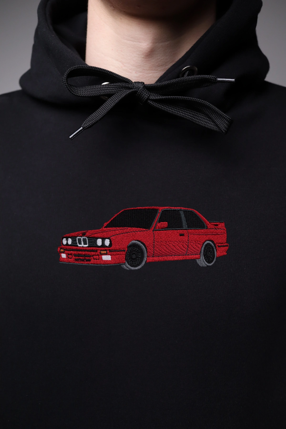 Haft z autem BMW E30 na czarnej bluzie