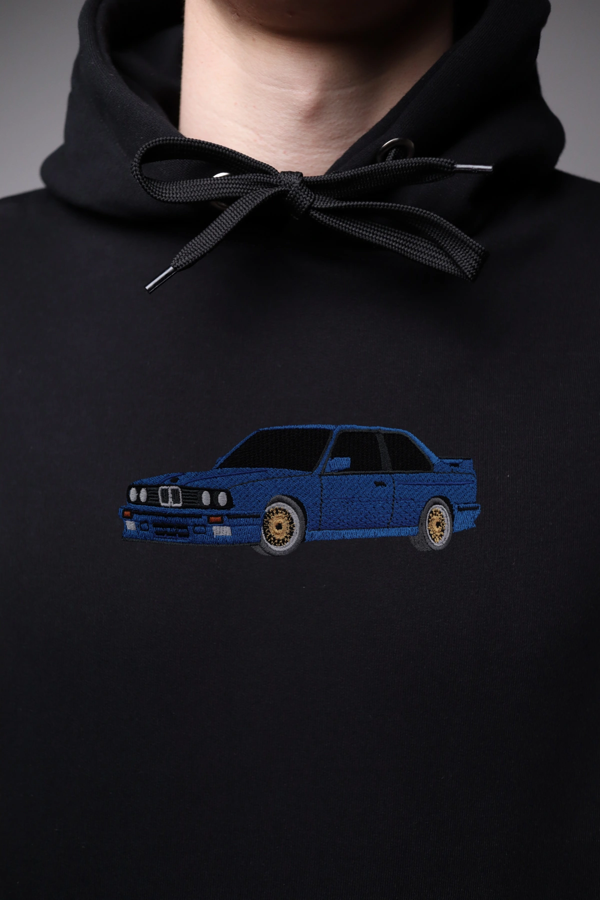 Haft z autem BMW E30 M3 na czarnej bluzie