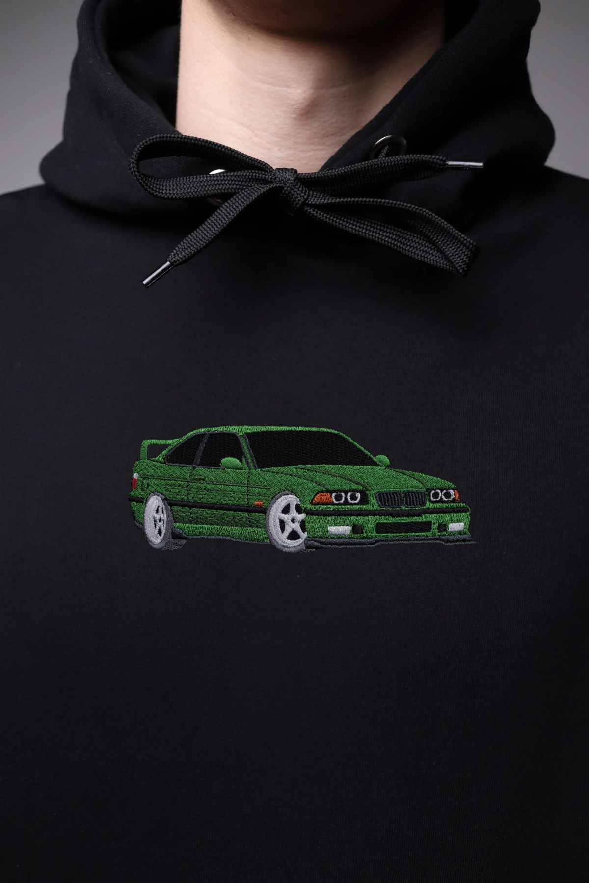 Haft z autem BMW E36 na czarnej bluzie