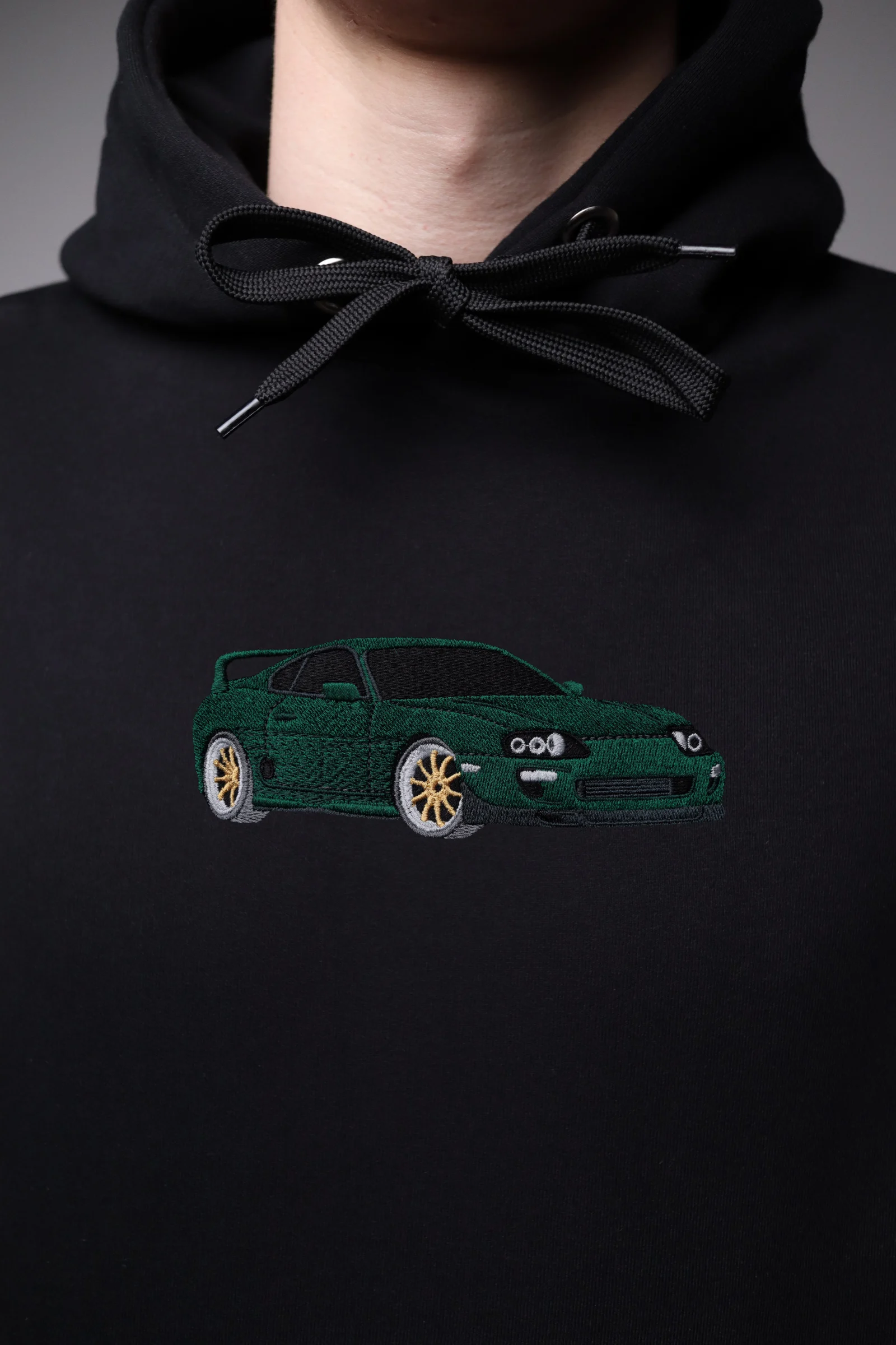 Haft z autem Toyota Supra mk4 na czarnej bluzie