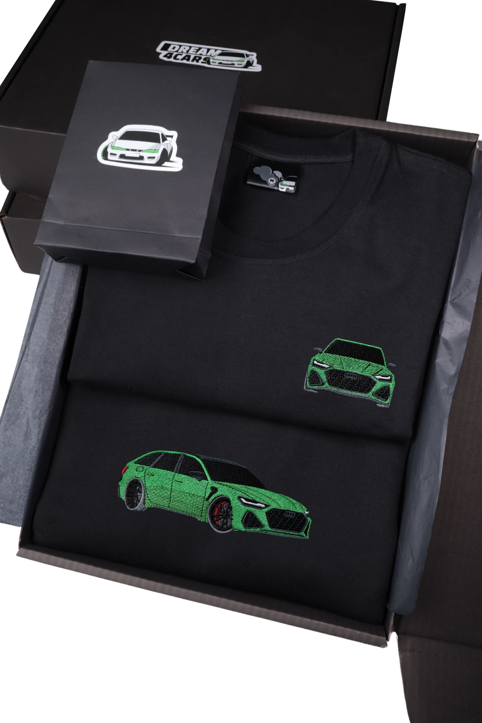 Zestaw z haftem Audi Rs6 C8 – koszulka i bluza ułożone obok siebie