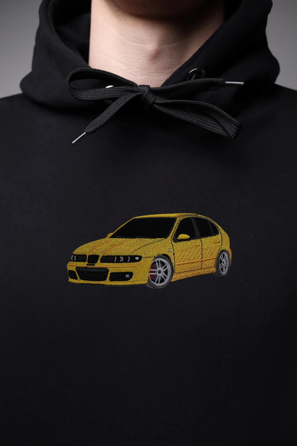 Haft z autem Seat Cupra mk1 na czarnej bluzie