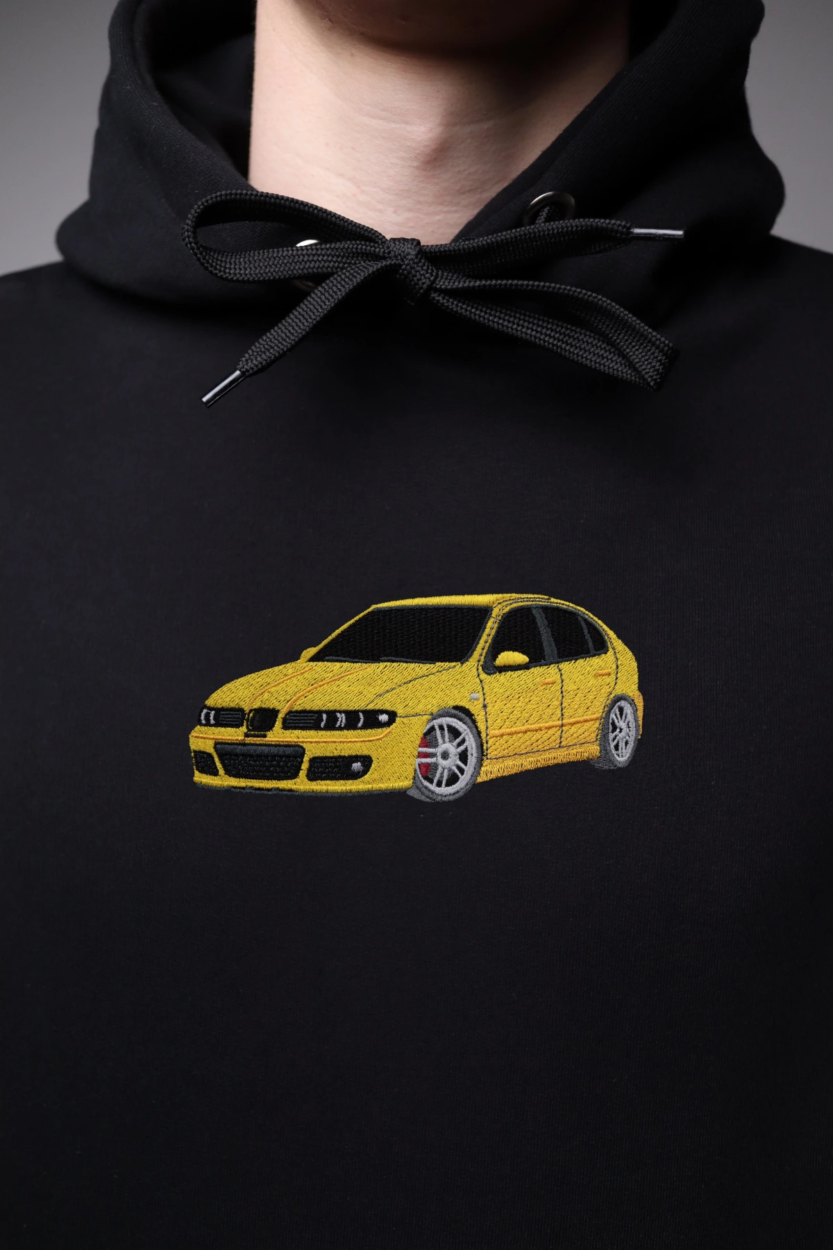 Haft z autem Cupra mk1 na czarnej bluzie