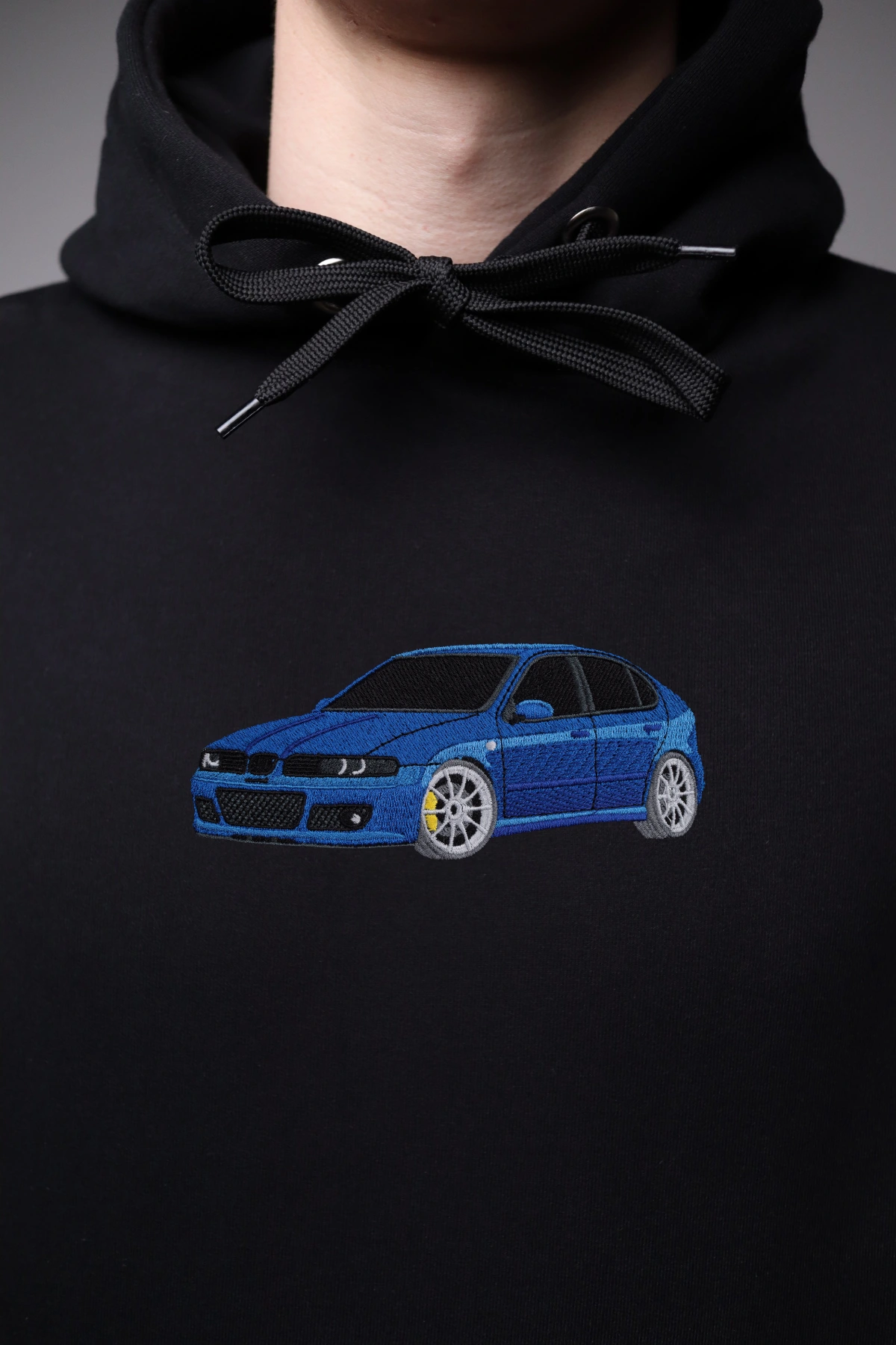 Haft z autem Seat Leon Cupra Mk1 na czarnej bluzie