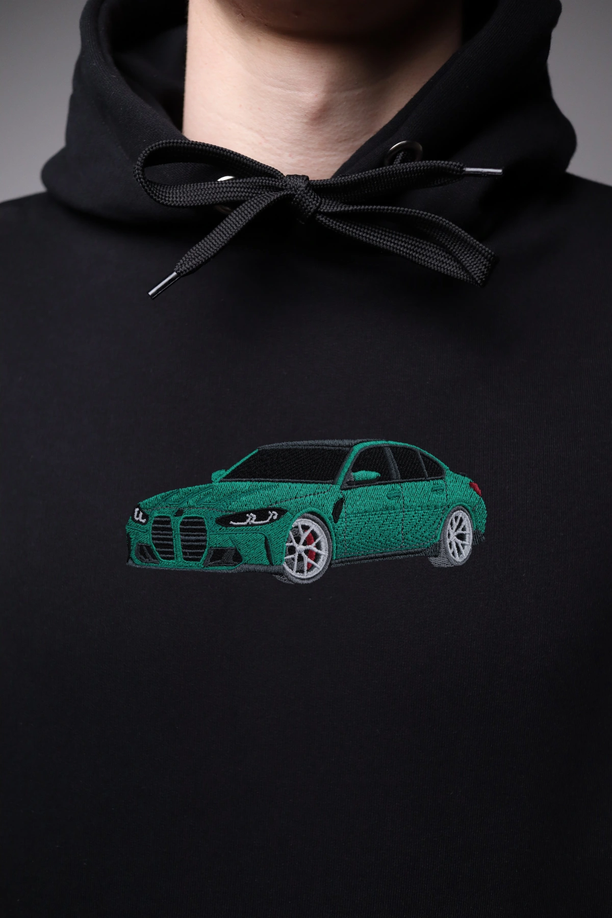 Haft z autem BMW M3 G80 na czarnej bluzie