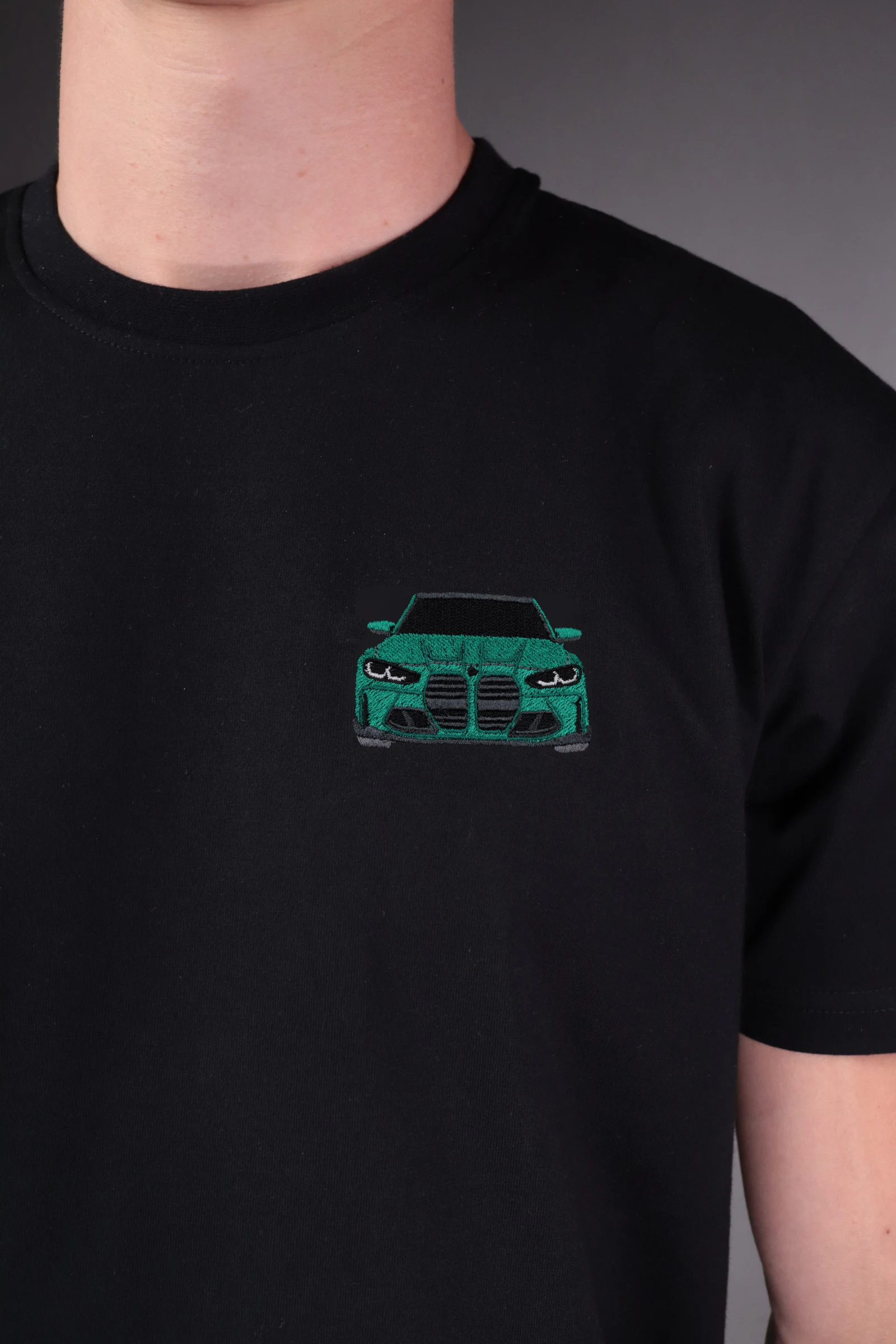 Haft z autem BMW M3 G80 na czarnej koszulce