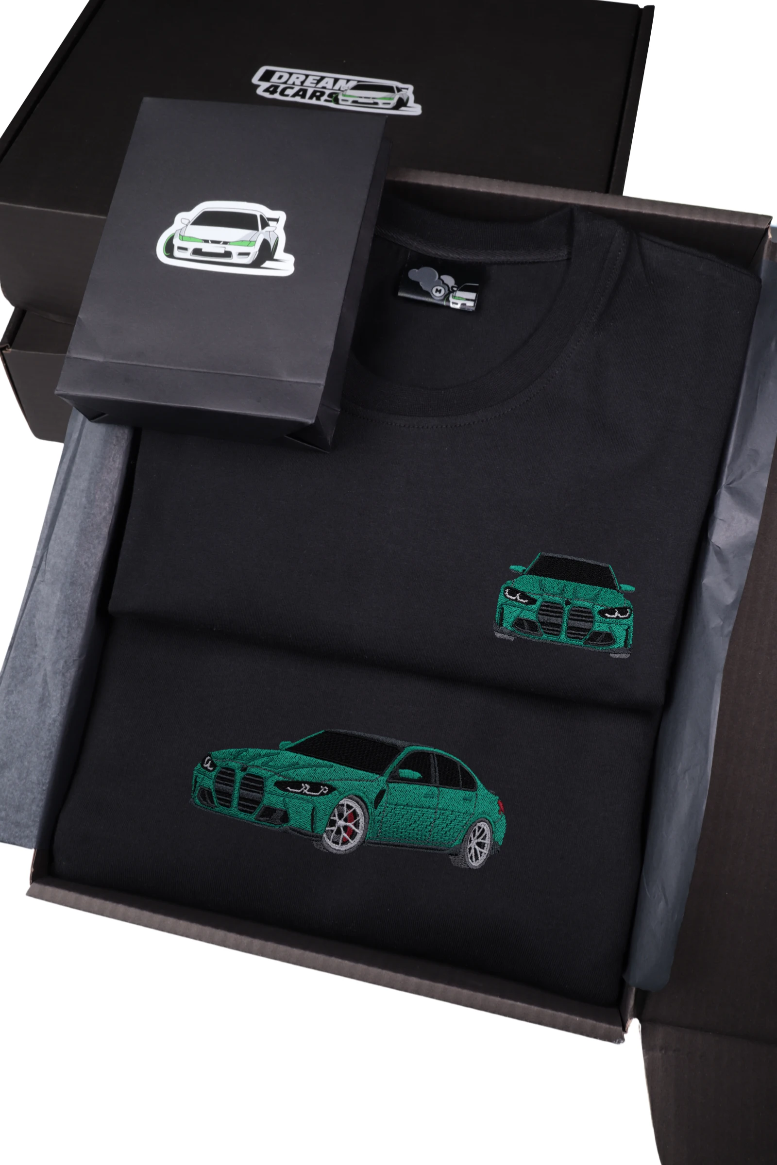 Zestaw z haftem BMW M3 G80 – koszulka i bluza ułożone obok siebie