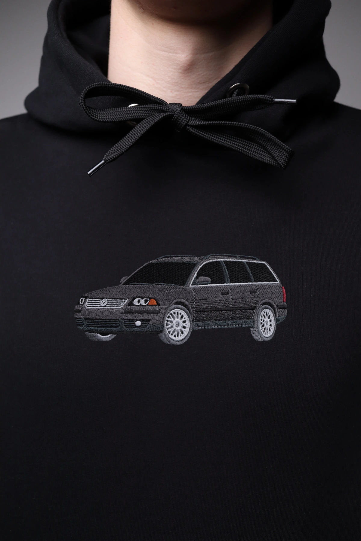 Haft z autem Volkswagen passat b5 na czarnej bluzie