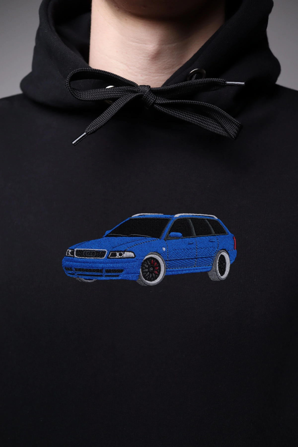 Haft z autem Audi A4 B5 na czarnej bluzie