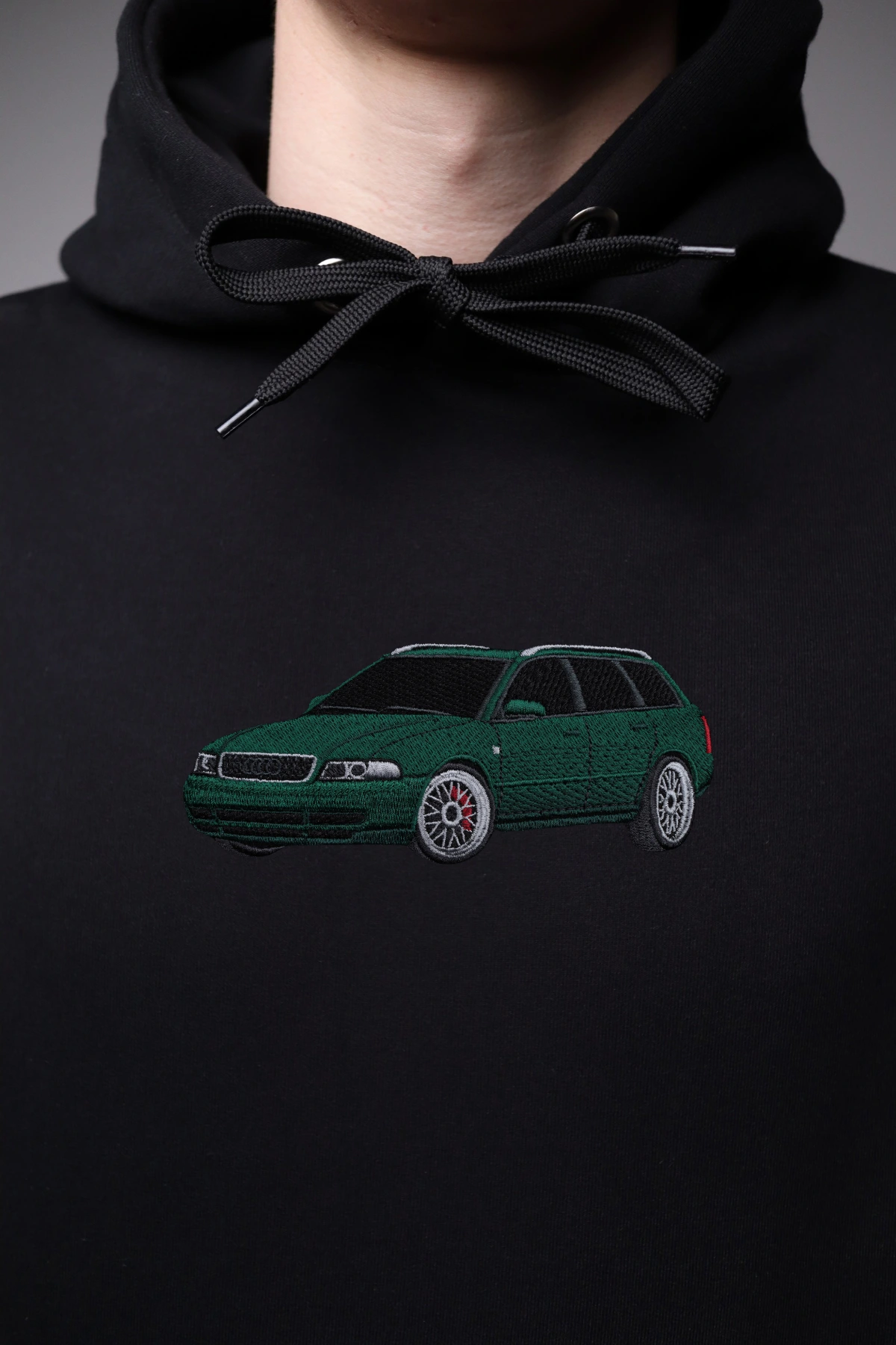 Haft z zielonym Audi A4 B5 na czarnej bluzie