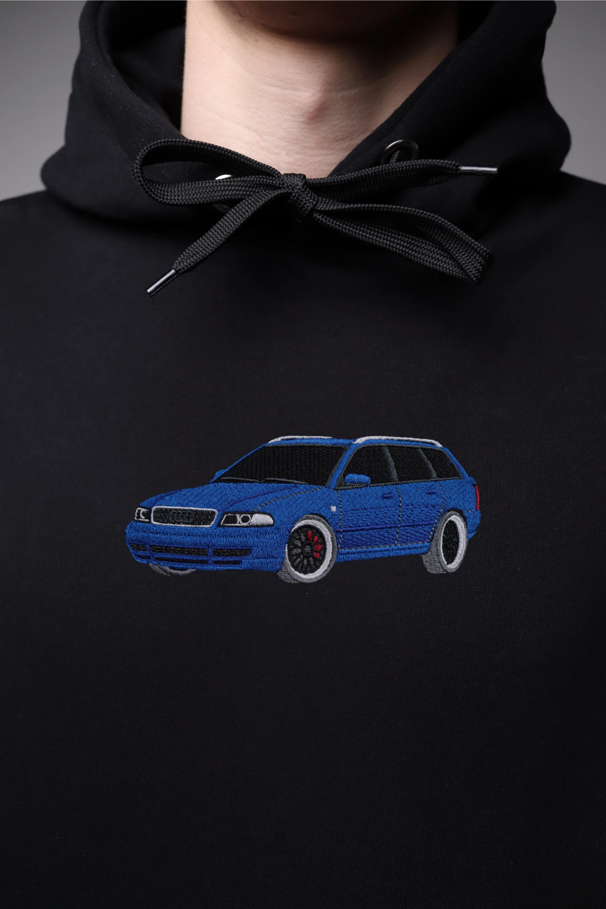 Haft z autem Audi A4 B5 na czarnej bluzie