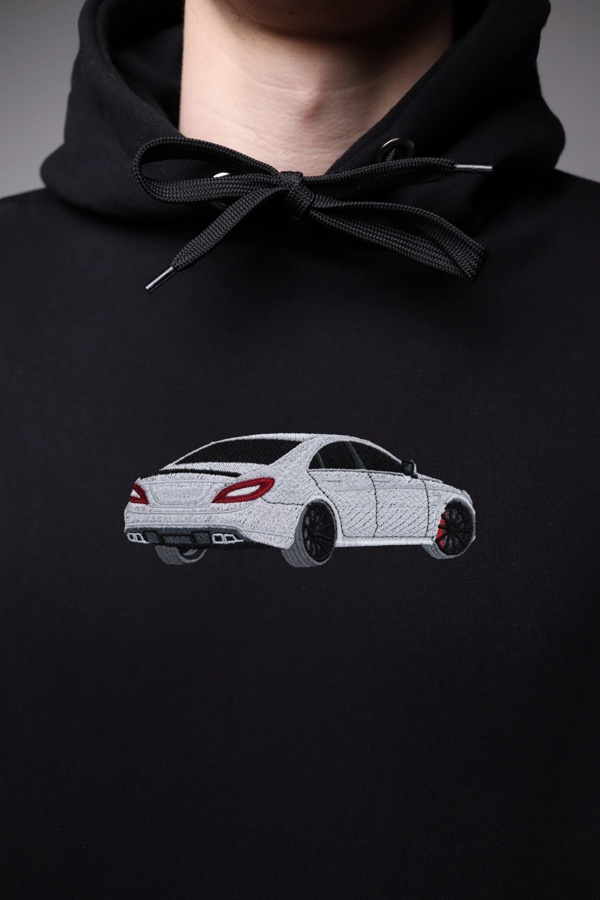 Haft z autem Mercedes CLS na czarnej bluzie