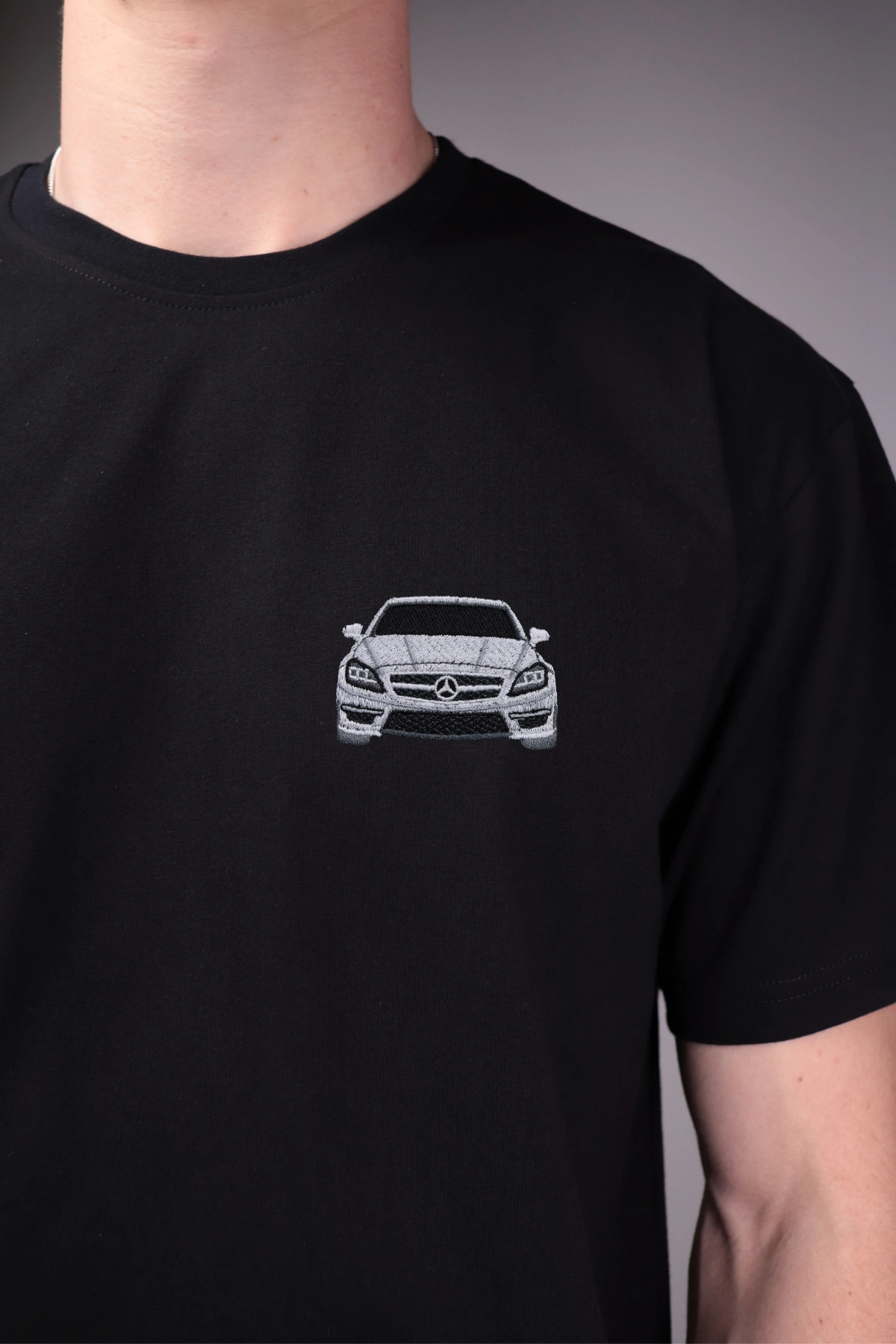 Haft z autem Mercedes CLS na czarnej koszulce