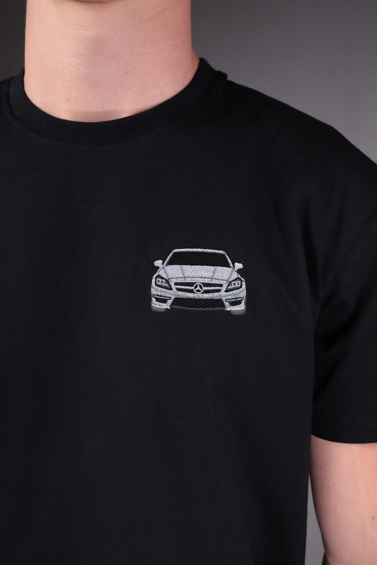 Haft z autem Mercedes CLS na czarnej koszulce