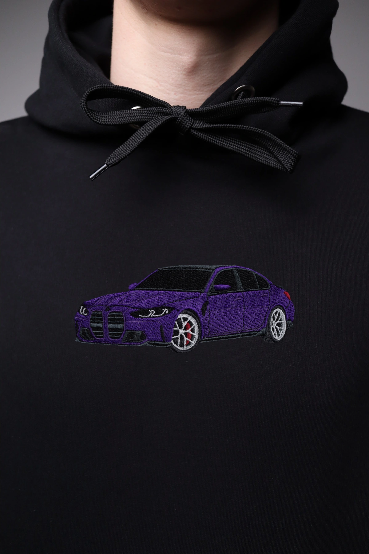 Haft z autem BMW M3 G80 na czarnej bluzie
