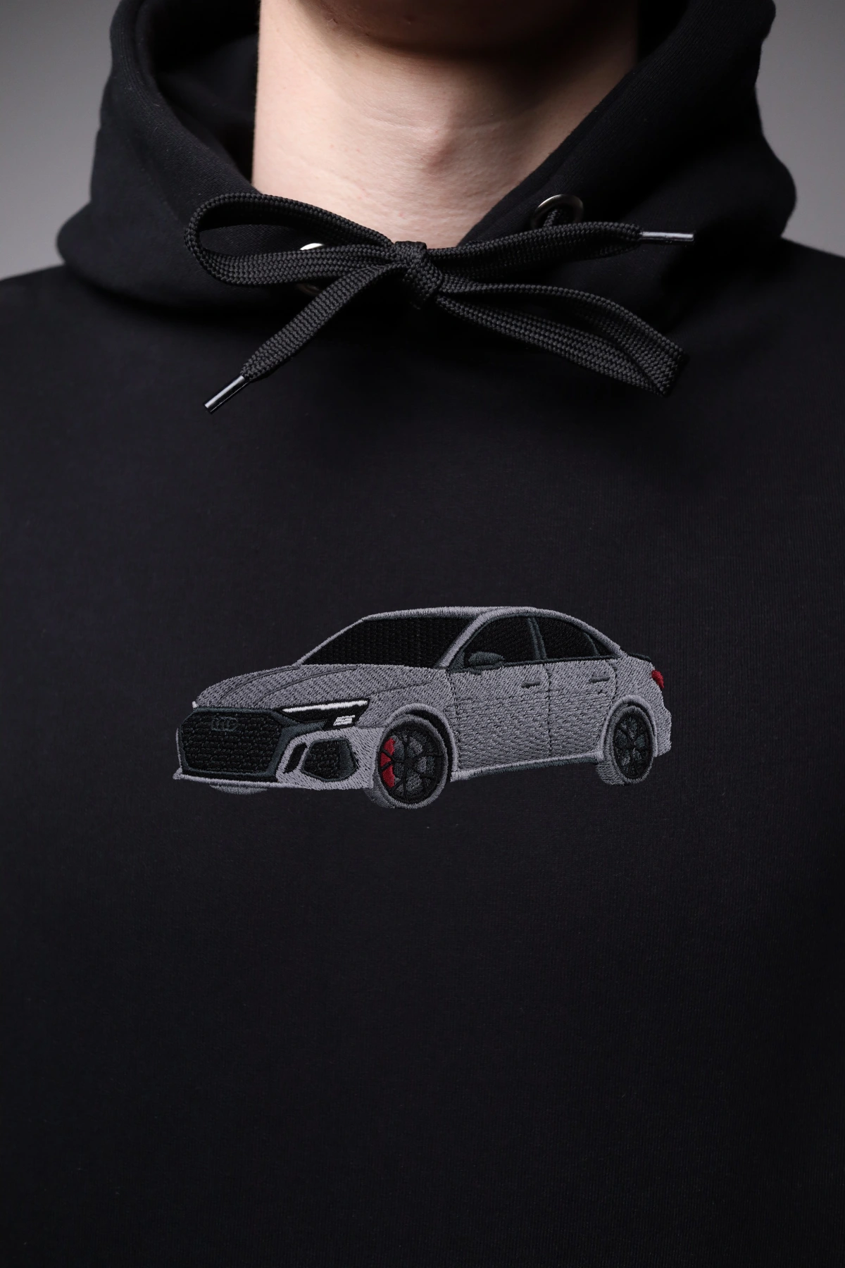 Haft z autem Audi Rs3 na czarnej bluzie