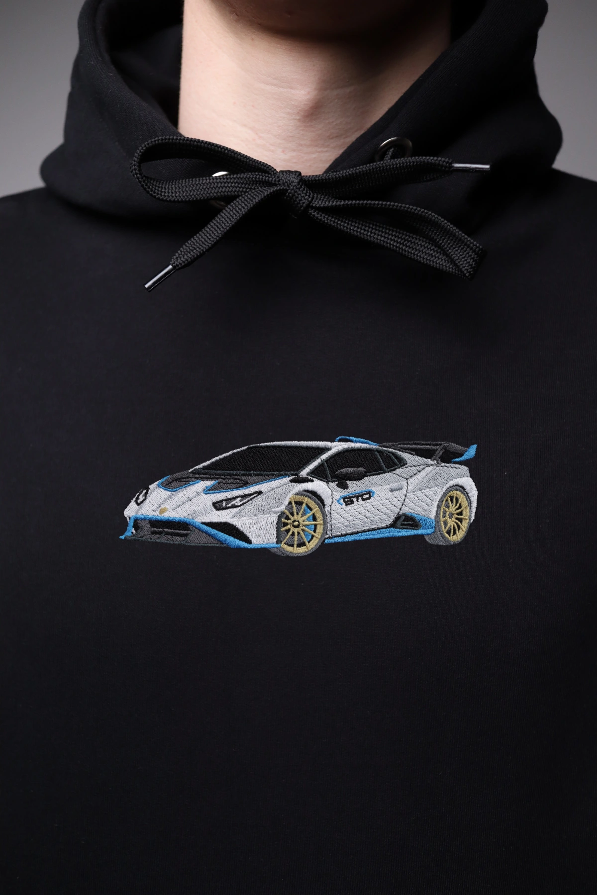Haft z autem Lamborghini STO na czarnej bluzie