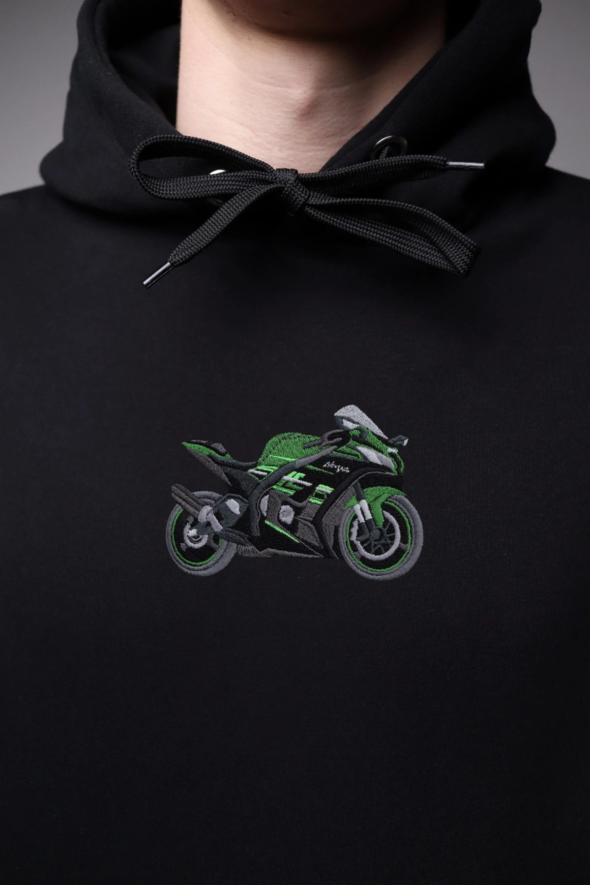 Haft z motorem Kawasaki ZX10R na czarnej bluzie