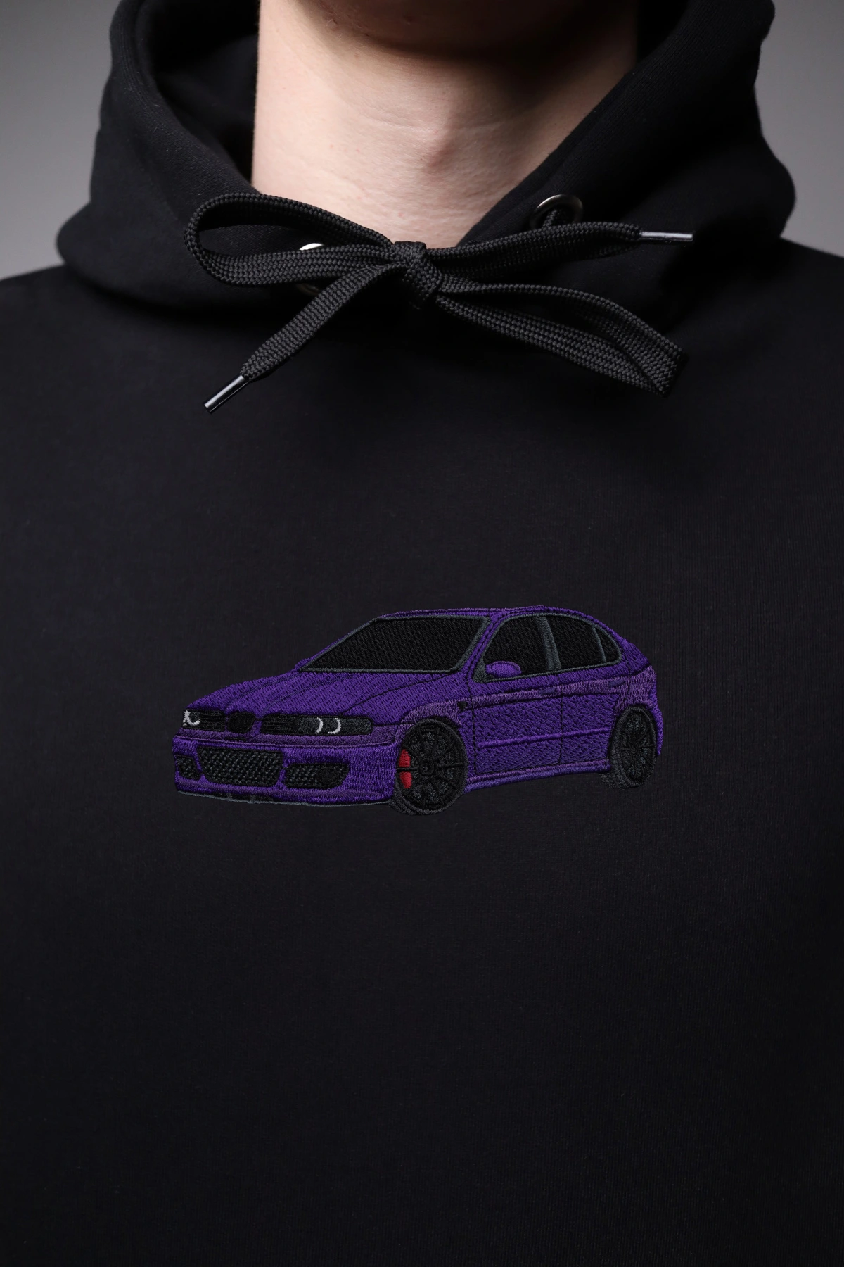 mk1-fioletowe-bluza-blisko Haft z fioletowym Seat Leon Cupra Mk1 na czarnej bluzie