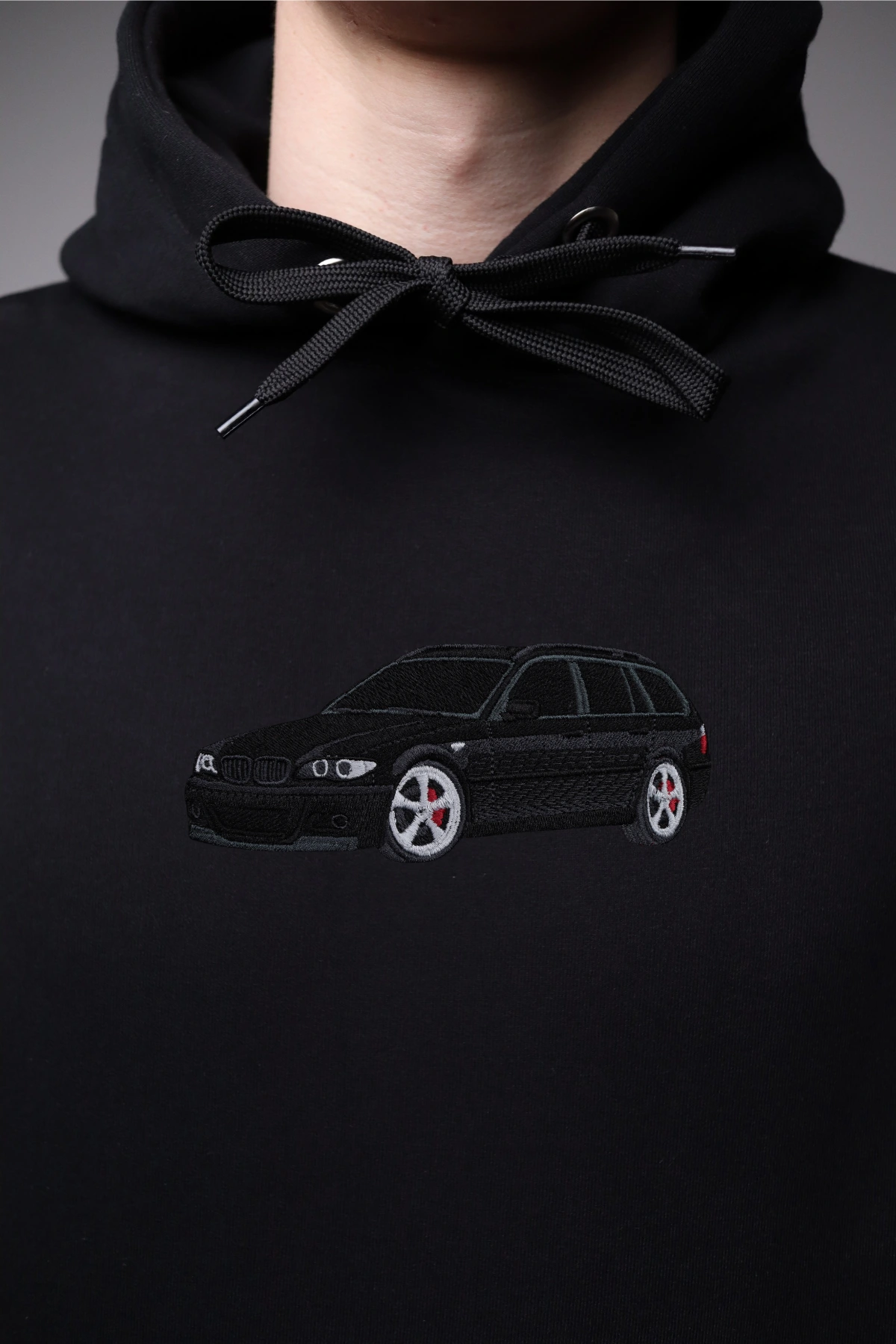 Haft z autem BMW E46 Touring na czarnej bluzie