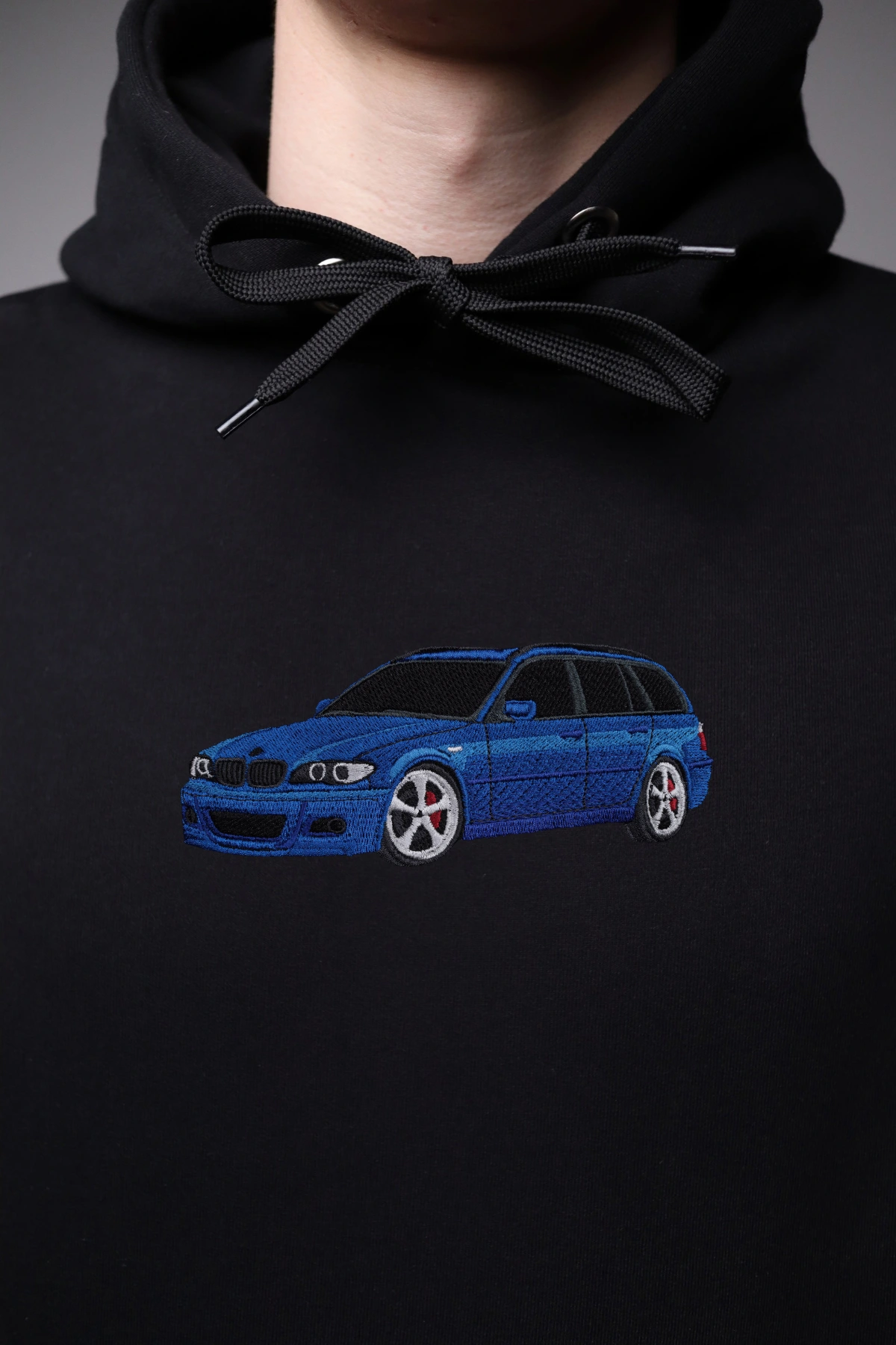 e46-touring-niebieskie-bluza-blisko Haft z niebieskim BMW E46 touring na czarnej bluzie