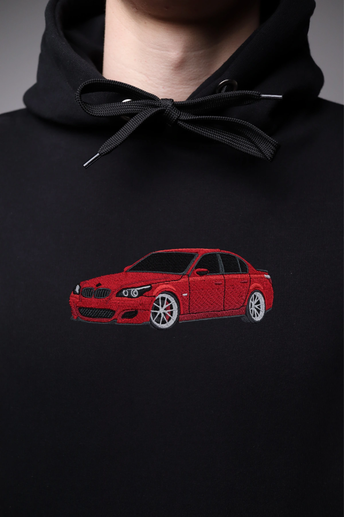 Haft z autem BMW E60 na czarnej bluzie