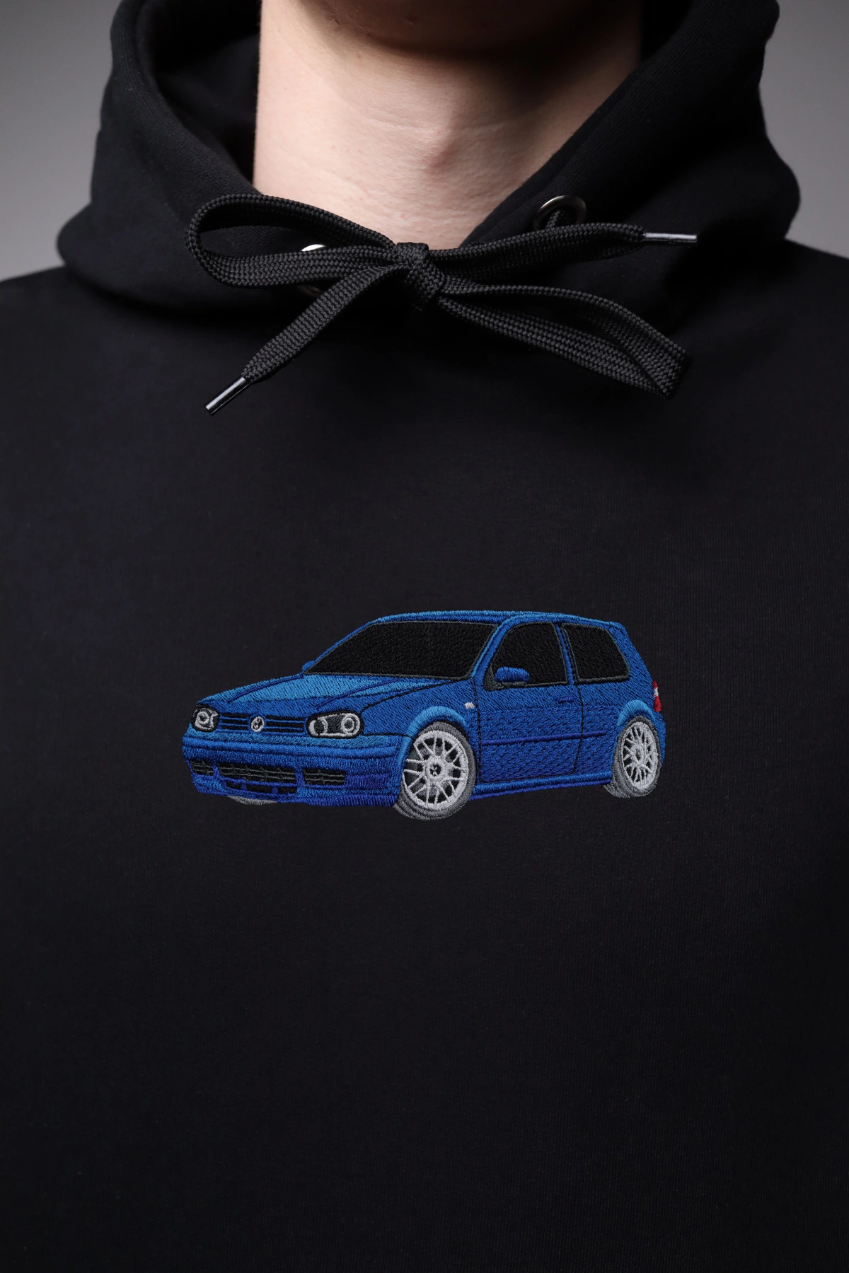 Haft z autem Volkswagen Golf 4 na czarnej bluzie