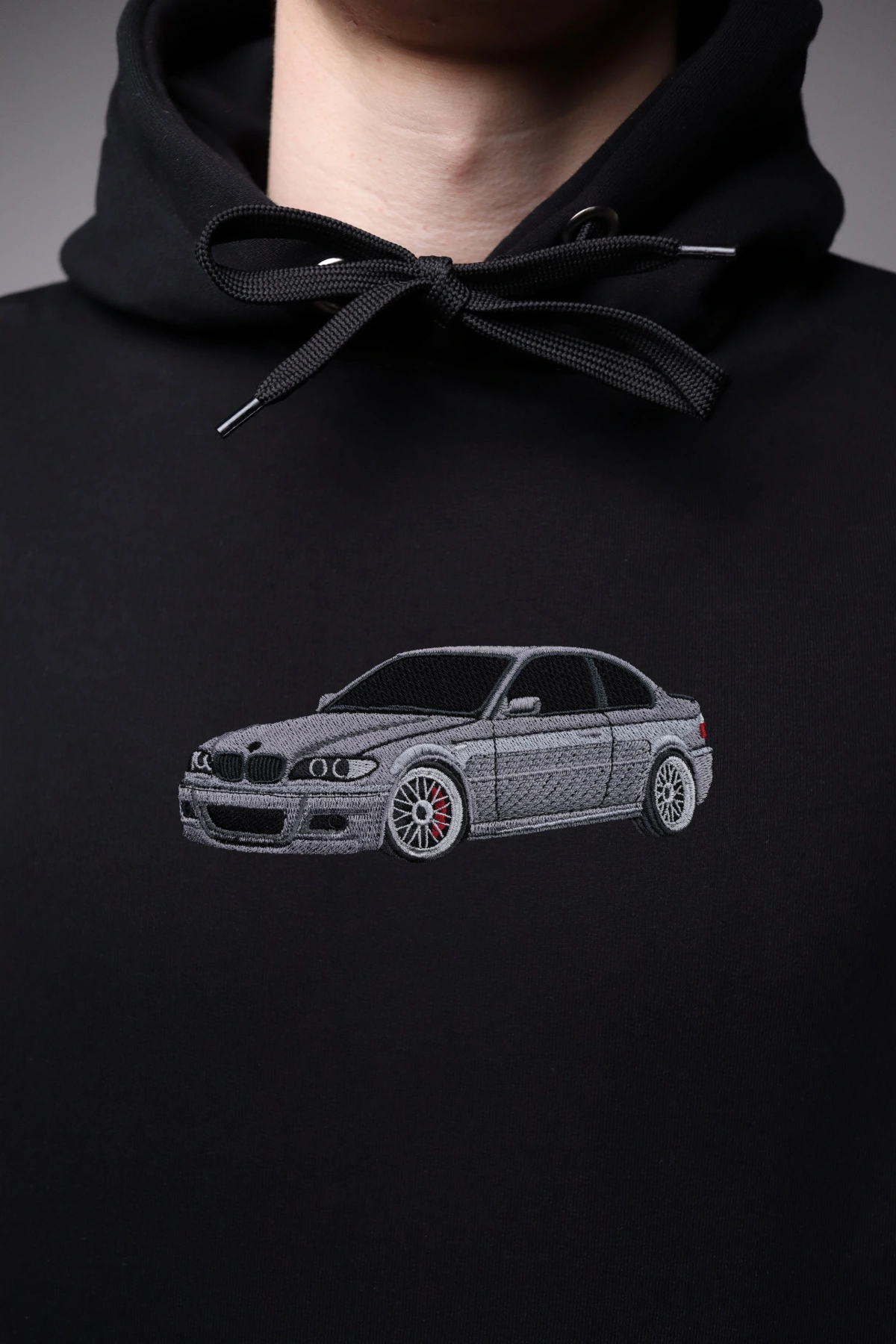 Haft z autem BMW E46 na czarnej bluzie
