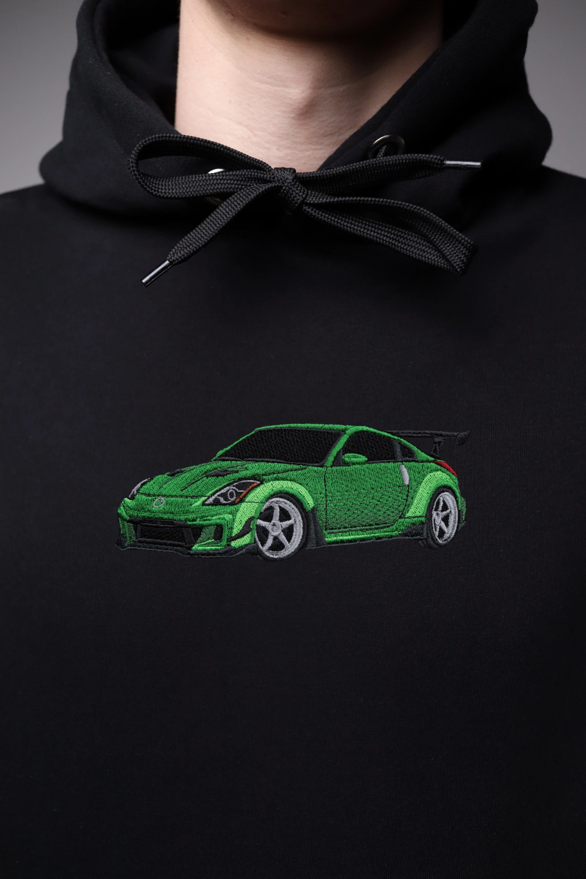 Haft z autem Nissan 350z na czarnej bluzie