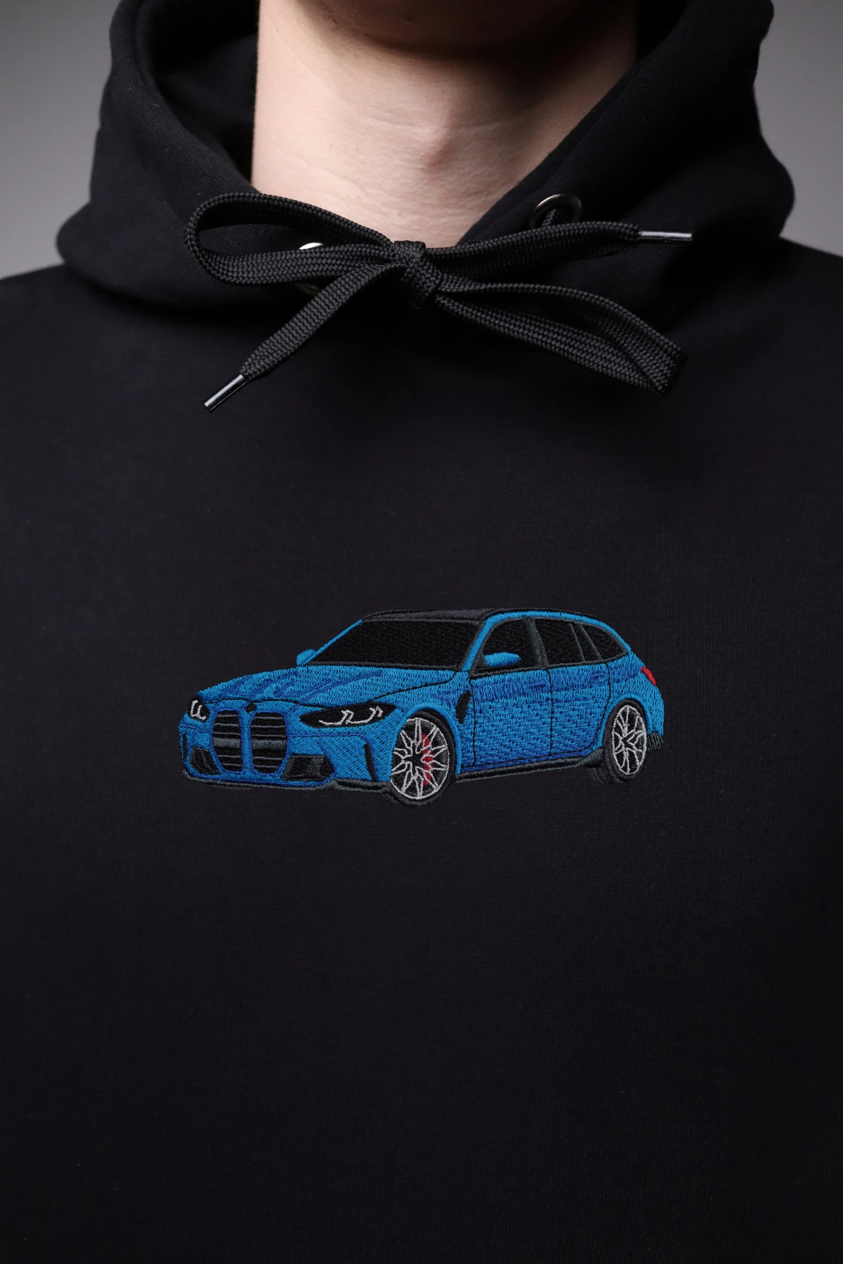 Haft z autem BMW M3 G81 Touring na czarnej bluzie